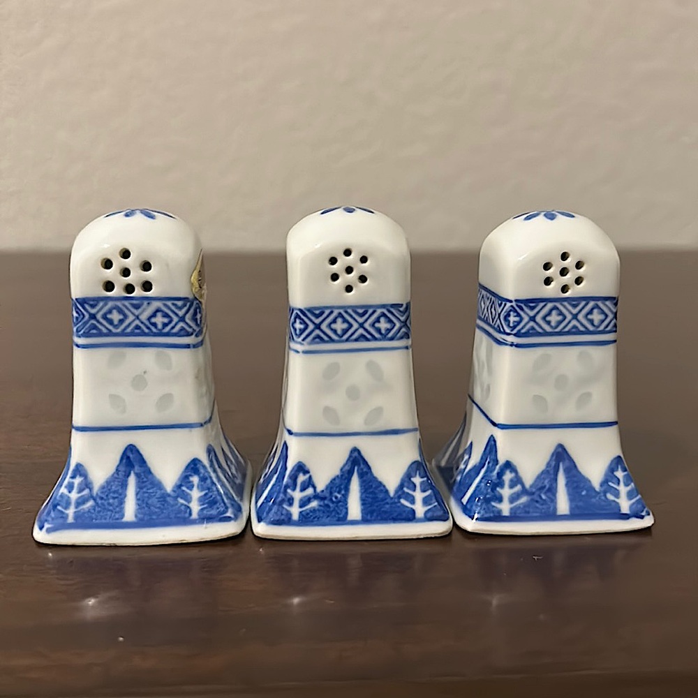 Vintage Tienshan Chinese Blue and White Porcelain Salt and Pepper Shakers (3)